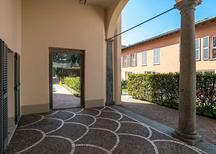 Guesthost - 3-room Apartment, Garden & Pool شقة كومو