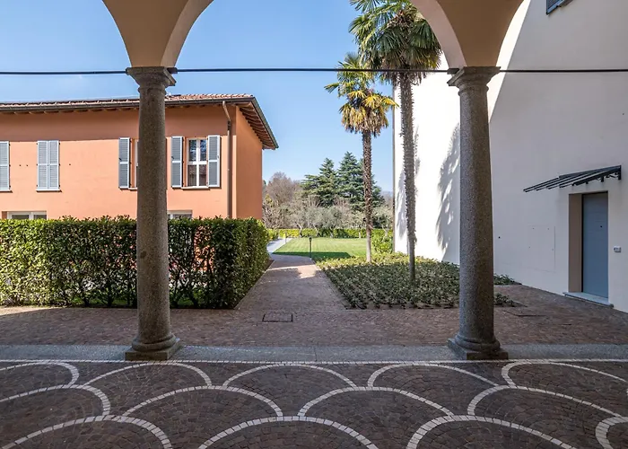 Guesthost - 3-room Apartment, Garden & Pool شقة كومو