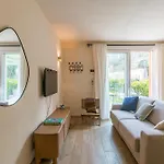 Guesthost - 3-room Apartment, Garden & Pool Apartamento Como