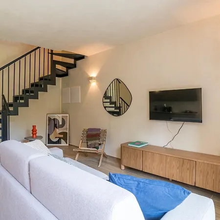 Guesthost - 3-room Apartment, Garden & Pool Όπως