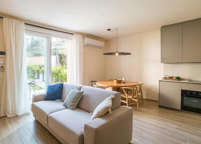 Guesthost - 3-room Apartment, Garden & Pool Apartmán