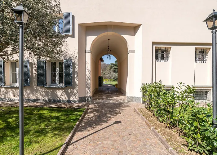 Guesthost - 3-room Apartment, Garden & Pool * Como