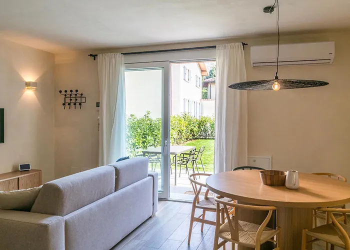 Guesthost - 3-room Apartment, Garden & Pool Apartmán Como
